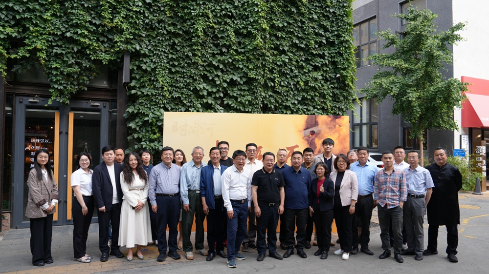 16579315.jpg 企业重要文化成果 —— 长篇小说《大酒师》在京发布1.jpg